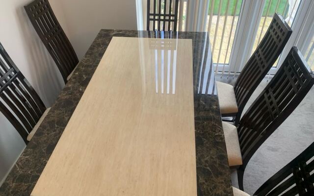 Pristine 3-bed House in Grays