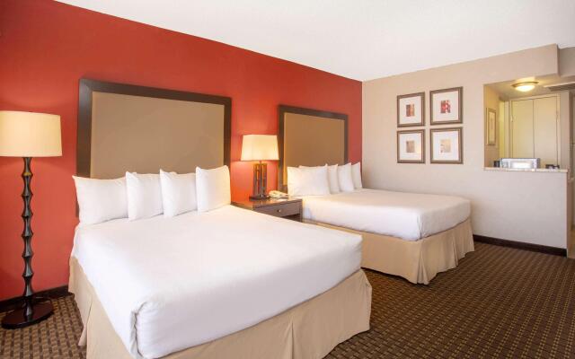 Holiday Inn Express and Suites Phoenix Midtown