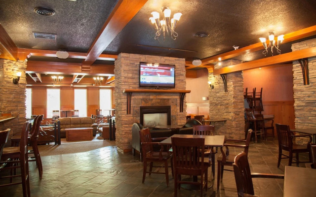 Twin Pine Inn & Suites