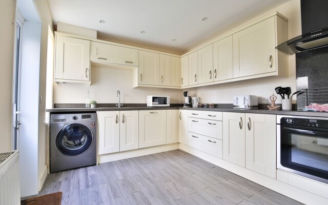 Tranquil 3-bed Home in Cardiff