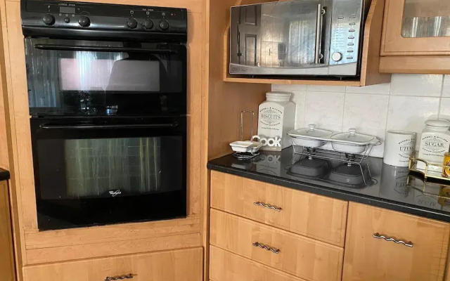 Luxurious 4 bed With Pool in Helensvale - 2255