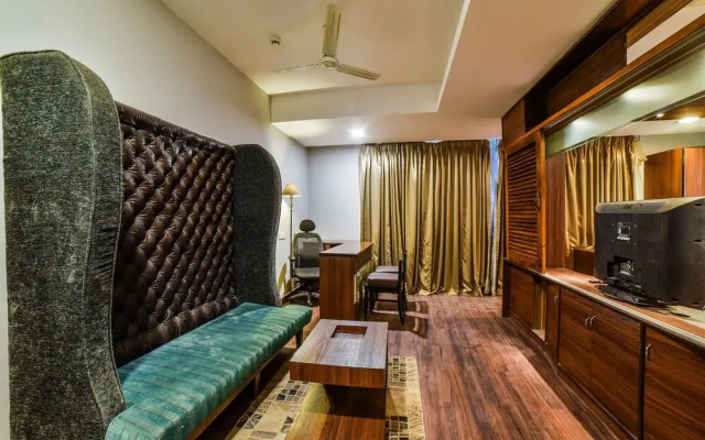 OYO Flagship 27068 The Sapphire Comfort Hotel