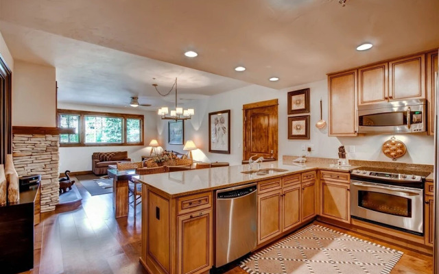 Luxury 3 Bedroom Ski in, Ski Out Mountain Vacation Rental Just Steps from the Snowflake Ski Lift