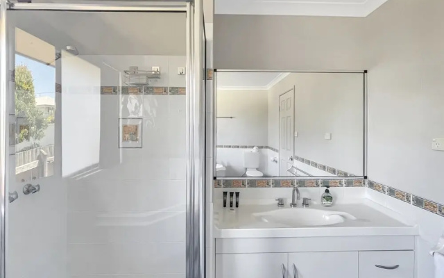 Our Haven: 4-bed Escape Near Beach & Mogo Trails