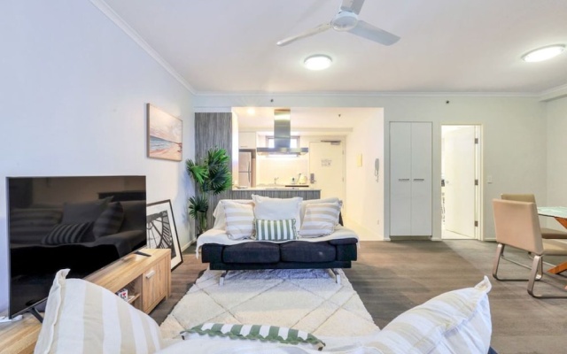 Stylish 1-bed Darwin City Stay With Balcony Views – Guest Rooms – Darwin