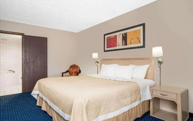 Norwood Inn & Suites La Crosse