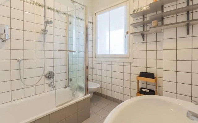 On the Lake - Private Garden Parking