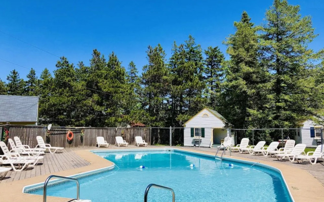 Green Gables Bungalow Court