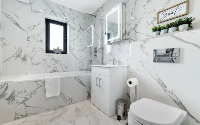 Spacious 4bedroom House-01 in Farnham Royal Slough