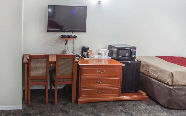 Econo Lodge Inn & Suites