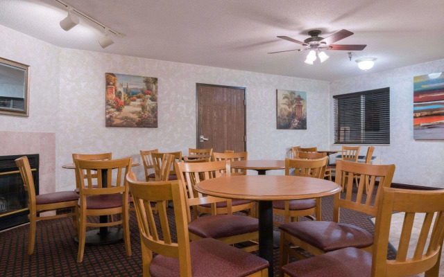 Howard Johnson Inn West Fargo