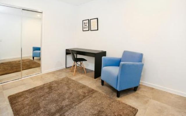Views from Red Hill Modern and Spacious Split Level Executive 3BR Red Hill Apartment Close to CBD – Guest Rooms – Brisbane