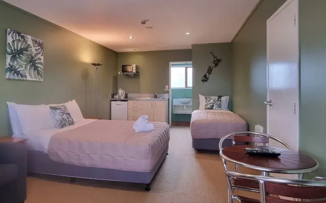 Canoe Safaris Lodge