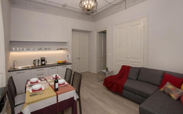 Magnificent neoclassical apt in Syntagma-Plaka by GHH