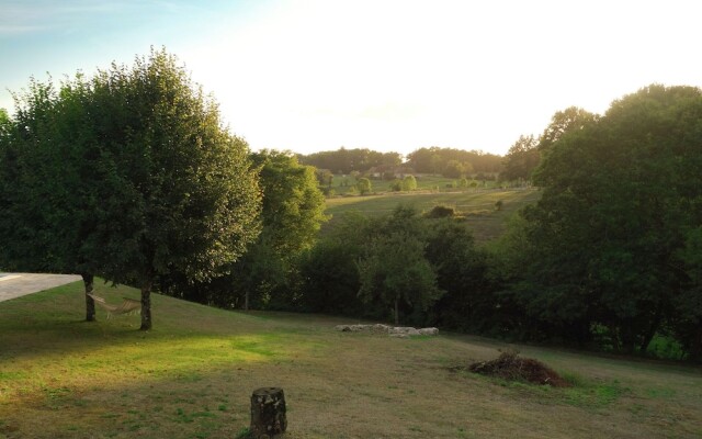 Lovely Villa in La Coquille with Swimming Pool
