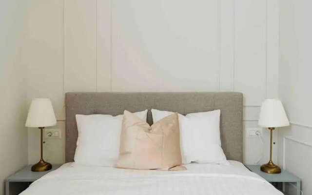 Bright 2BR Flat - Palace Hall - Charming Balcony