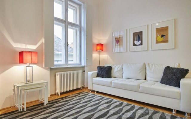 Spacious 1 Bed Basilica Apartment - With Balcony