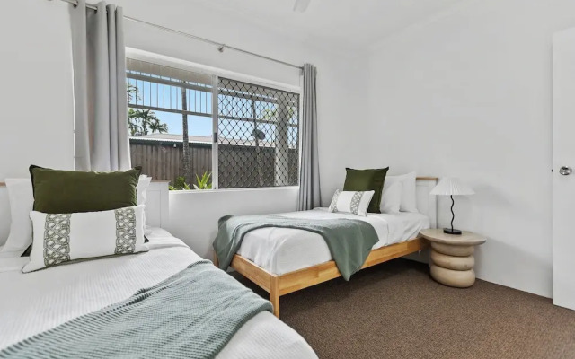 Cairns Tropical Bliss Swim In - Out Apt