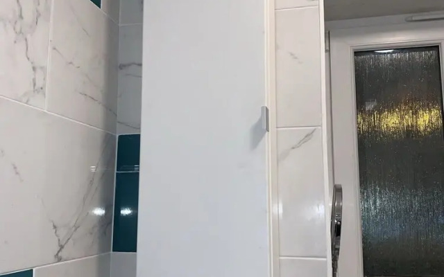 Very Conv 1-bed Apartment With Views of London