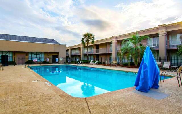 Clarion Inn & Suites Dothan South