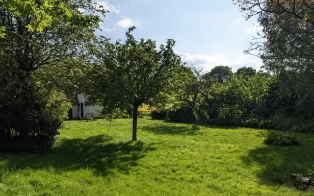 Cottage-fireplace-garden-petsok-3br-parking