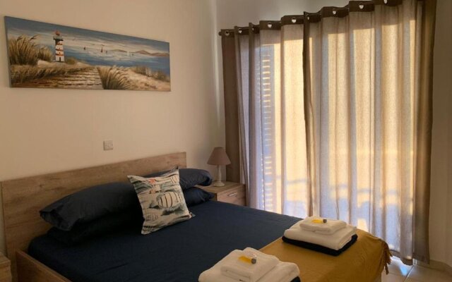 Stylish 2 bedroom apartment with seaviews in King's Palace