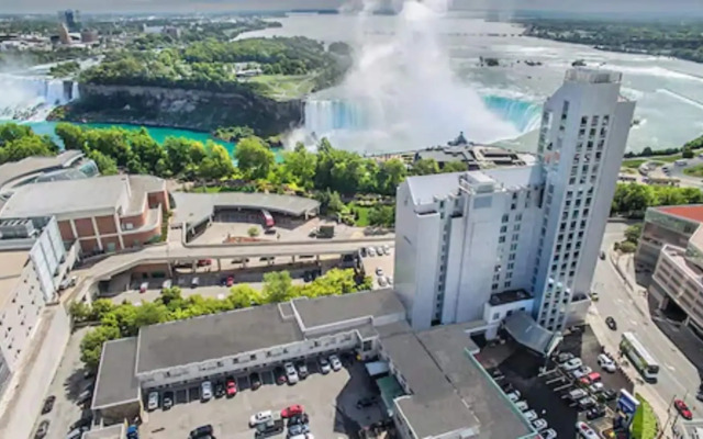 Oakes Hotel Overlooking the Falls