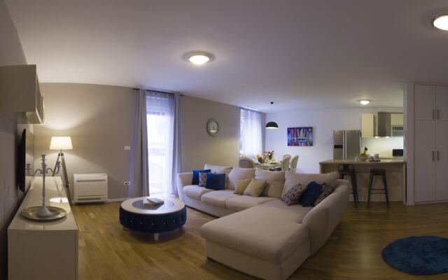 Royal Residence Chica Cure