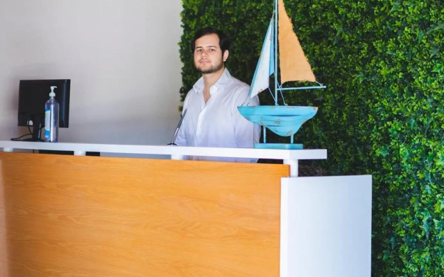 La Lola Hotel & Suites