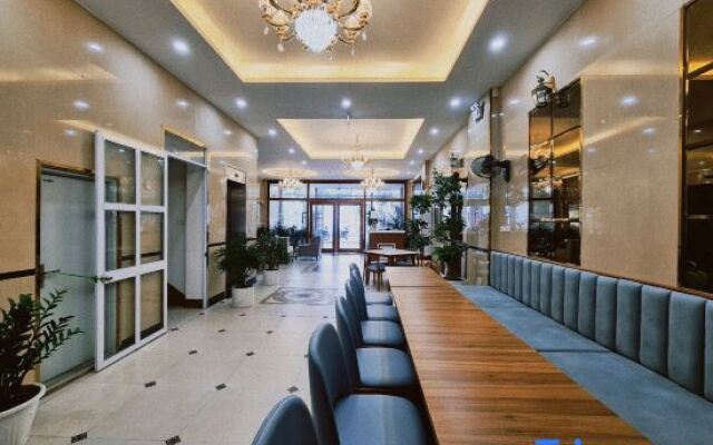 RedDoorz Plus Nhan Hoa Hotel