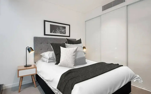 2BR Luxury Skytower CBD Pool Gym Netflix