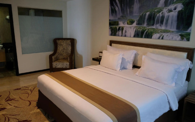 Travellers Hotel Phinisi