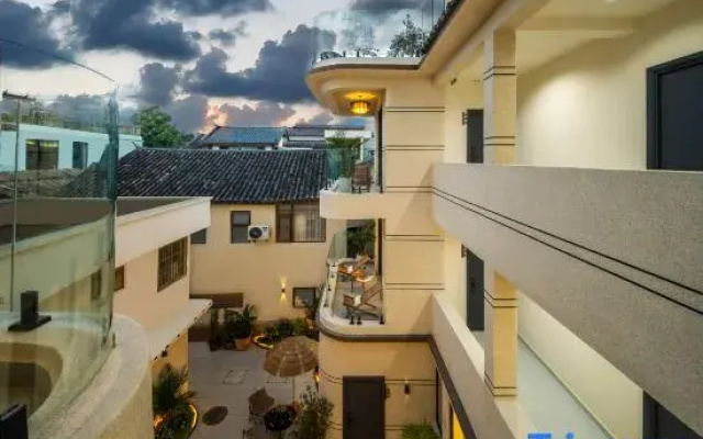 Qibao Snow Mountain Scenic Resort Courtyard