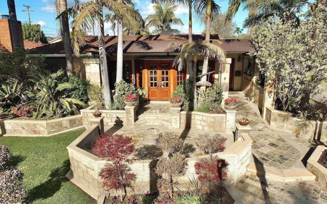 The Belmont Beach Bungalow Pool & Hot Tub!