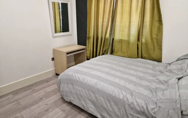 Cozy Dagenham Retreat - 2BR House