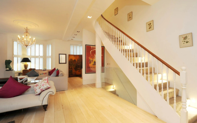 Veeve  Impressive 6 Bed Family Home Holland Park Kensington