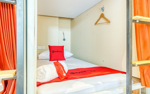 RedDoorz Hostel near Tugu Train Station