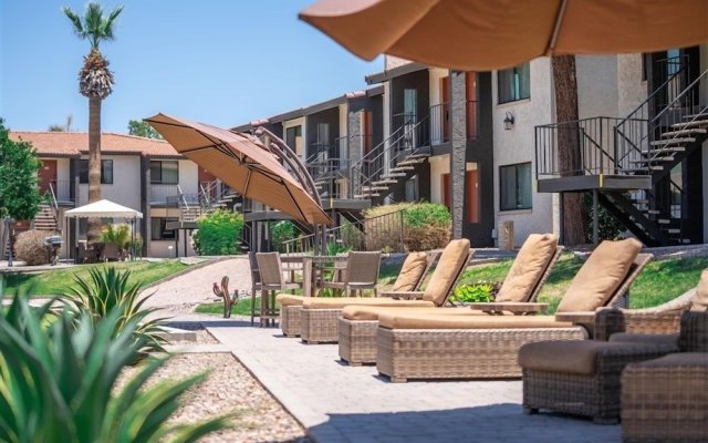 Scottsdale's premium short term getaway, Fully furnished 1 bedroom homes, FREE Golf, cable, utilities, Wi-Fi, parking, pool, and bike trails- Unit 121 by RedAwning