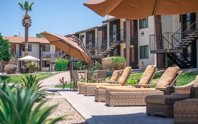 Scottsdale's premium short term getaway, Fully furnished 1 bedroom homes, FREE Golf, cable, utilities, Wi-Fi, parking, pool, and bike trails- Unit 121 by RedAwning