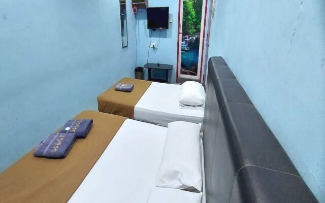 OYO 90937 Tanjak Hotel