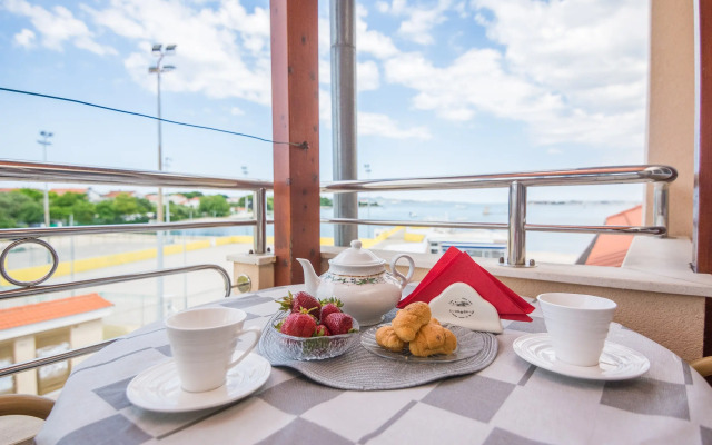 Beachfront Apartment Mira 3