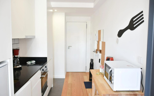 NEW!Central w/ sunny terrace - 9 min walk Trindade