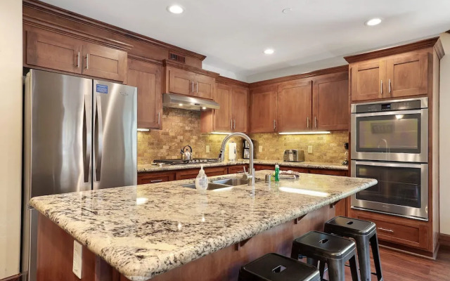 Tahoe Woods Villa - Walk to Beach and Gondola/ Heavenly Ski