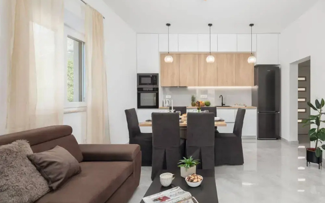 Contemporary Apartment With Terrace and Spacious Garden