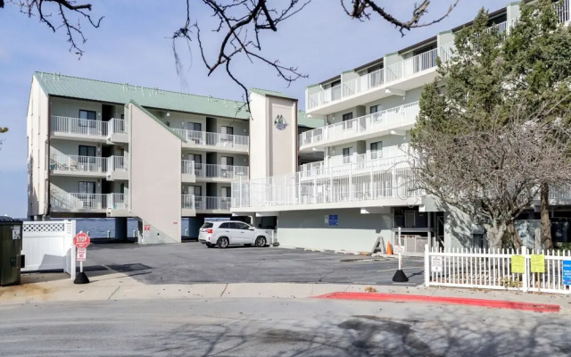 Cozy Condo w/ Balcony < 1 Mi to Ocean City Beach!