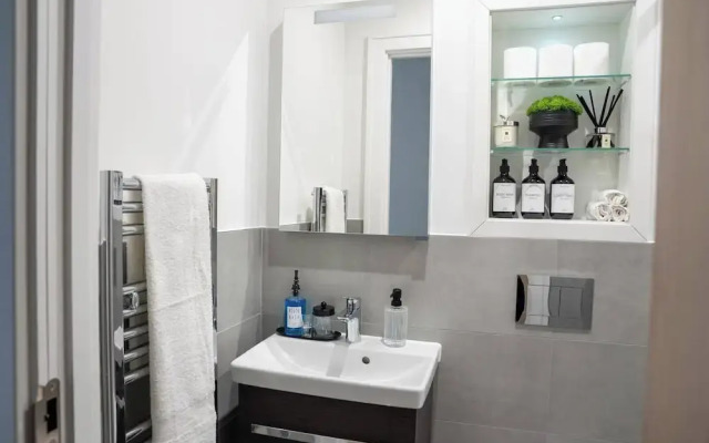 Tranquil London Apartment Near Coombe Hill House