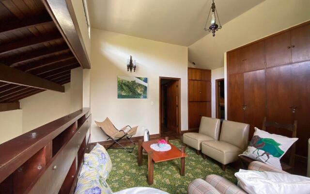 Casa com forno de pizza e vista para as montanhas