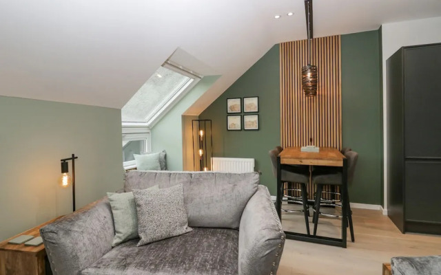 Watch Tree Apartment