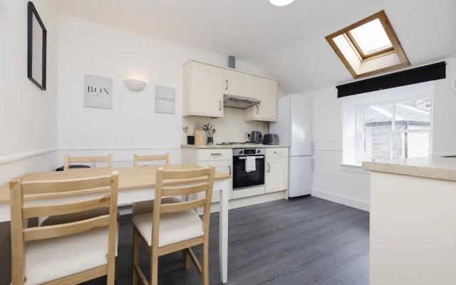 JOIVY Beautiful 2-Br Mews Home, Near Princes Street