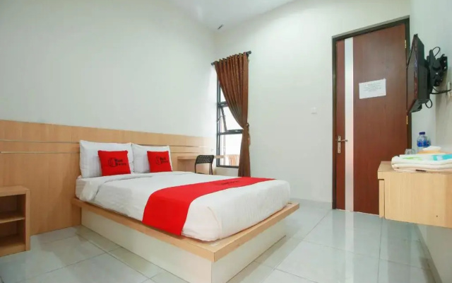 RedDoorz Syariah near Universitas Jenderal Soedirman